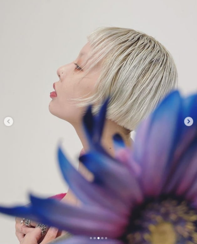 현아, 파격적인 상반신 노출...점점 더 과감해진 패션