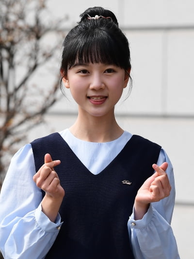 [TEN 포토] 김시은 '큐티한 혀 빼꼼'
