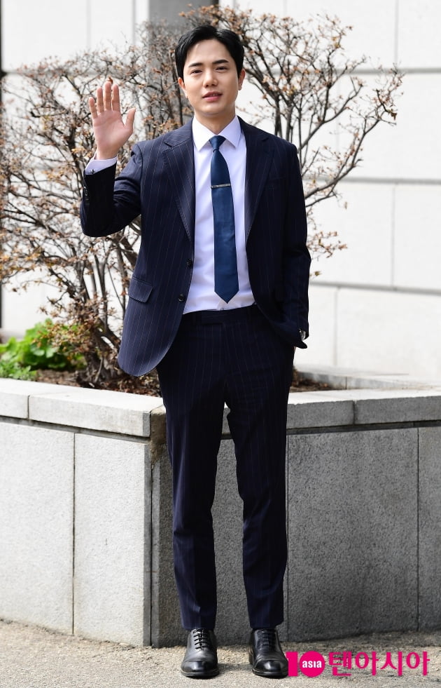 [TEN 포토] 김시후 '완벽한 수트핏'