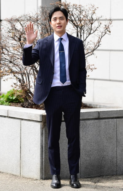 [TEN 포토] 김시후 '완벽한 수트핏'