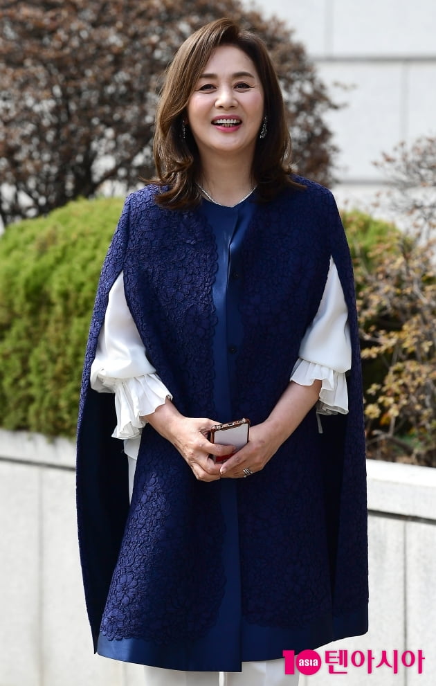 [TEN 포토] 이응경 '나이는 어디로 먹었지?'