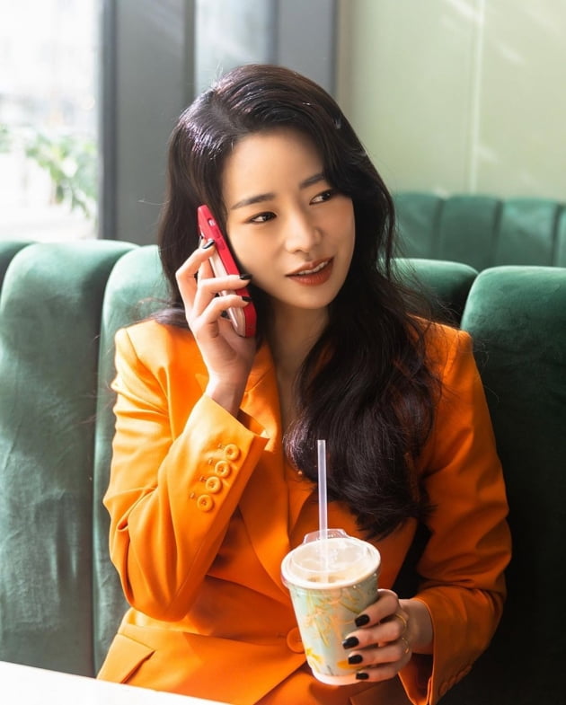 연진아, 너 지금 되게 신나 …임지연, 화사한 미소 "바쁜 커리어우먼 느낌"