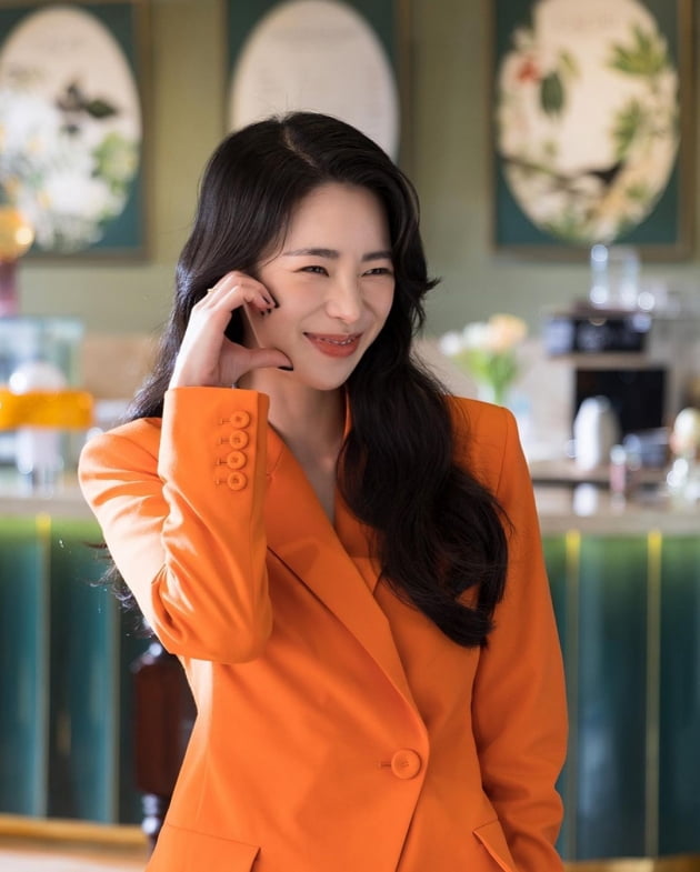 연진아, 너 지금 되게 신나 …임지연, 화사한 미소 "바쁜 커리어우먼 느낌"