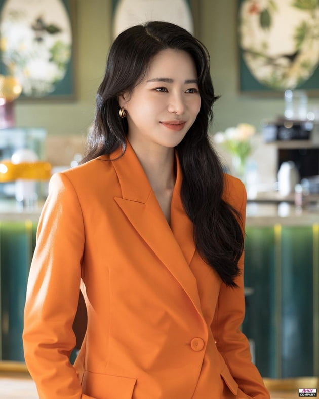 연진아, 너 지금 되게 신나 …임지연, 화사한 미소 "바쁜 커리어우먼 느낌"