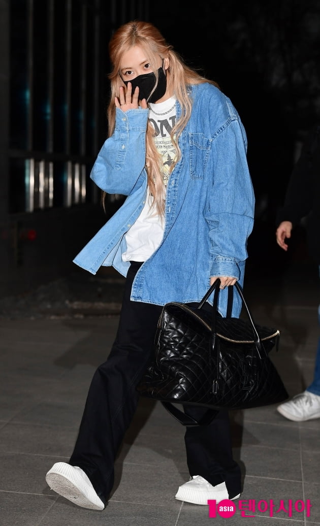 [TEN 포토] 블랙핑크 로제 '청순미 뿌리며 출국'