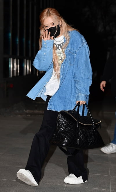 [TEN 포토] 블랙핑크 로제 '청순미 뿌리며 출국'