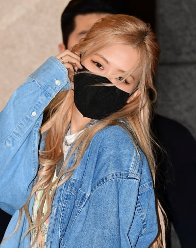 [TEN 포토] 블랙핑크 로제 '꽃내음 가득한 하트'