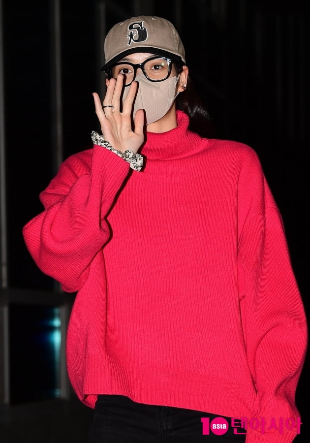 [TEN 포토] 블랙핑크 리사 '마스크 넘어 이쁨'
