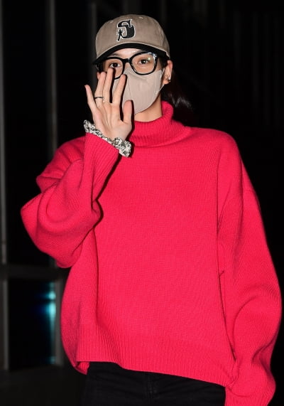 [TEN 포토] 블랙핑크 리사 '마스크 넘어 이쁨'