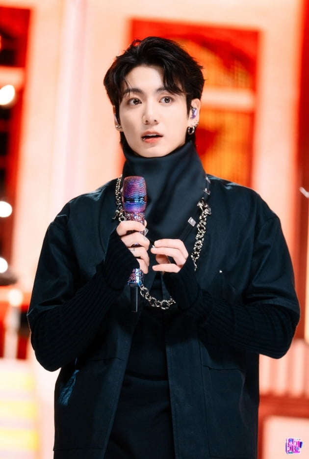 방탄소년단 정국 4월호 메인 커버 일본 잡지 韓·日품절 대란, 완판 릴레이...중고 사이트 '판매 불티'