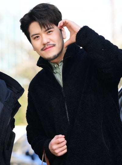[TEN 포토] 라포엠 정민성 '터프한 하트'
