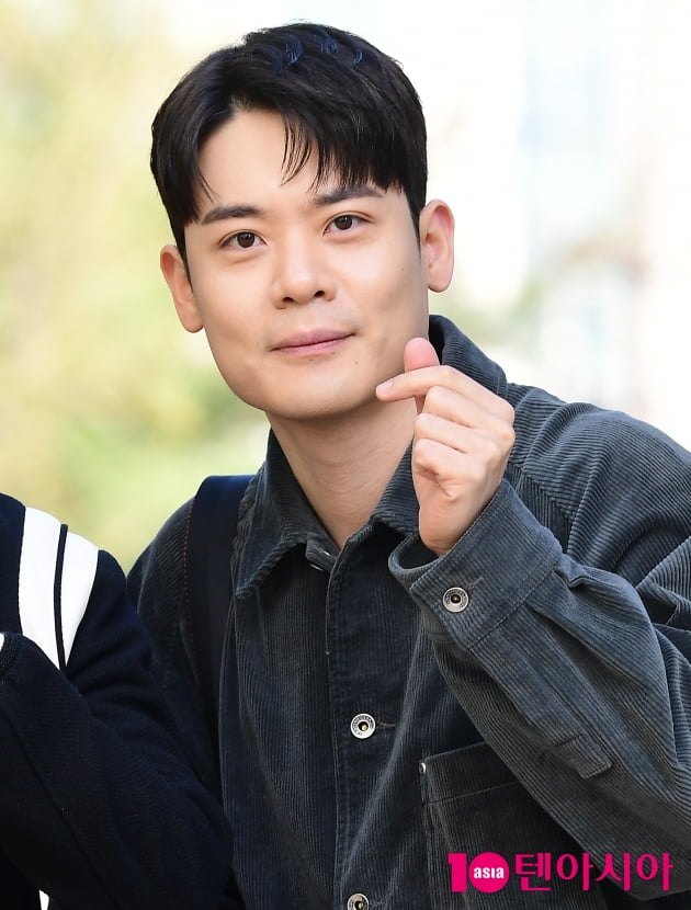 [TEN 포토] 라포엠 유채훈 '심쿵 하트'