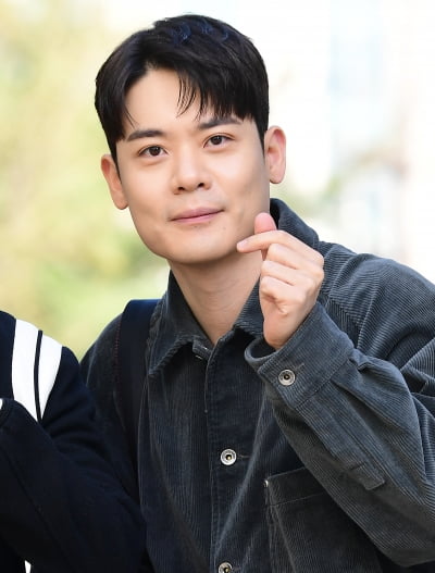 [TEN 포토] 라포엠 유채훈 '심쿵 하트'