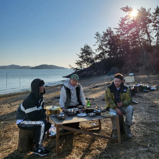 영탁, 붐·송진우와 섬으로 내손내잡 떠났다…유경험자의 여유