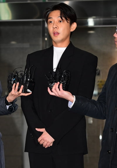 [TEN이슈] '마약 투약 혐의' 유아인 "자기 합리화, 잘못된 늪에 빠져"…12시간 조사 후 귀가