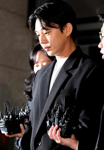 [TEN 포토] 유아인 '고개 푹 숙이고'