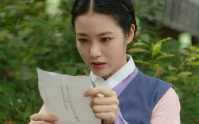 [종합] 신예은, '발목의 홍점' 찾으려다 목에 들어온 의문의 칼날('꽃선비 열애사')