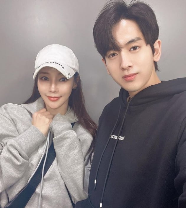 미나, 17살 연하 ♥류필립과 커플룩 입고 셀카 삼매경 "같은 옷 다른 느낌"