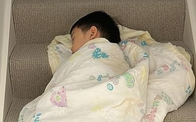 '박지성♥' 김민지, 이불 덮고 계단서 쉬는 세칸짜리 子 포착 "정말 작고 소중"