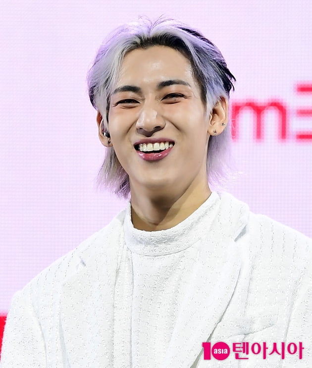[TEN 포토] 뱀뱀 '빠져드는 꽃미소'