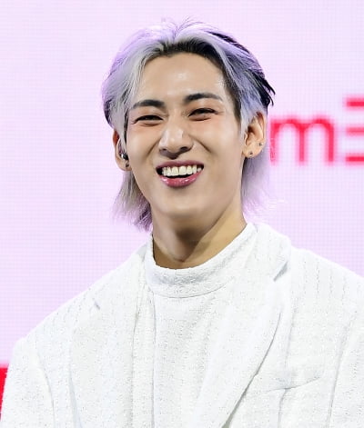 [TEN 포토] 뱀뱀 '빠져드는 꽃미소'
