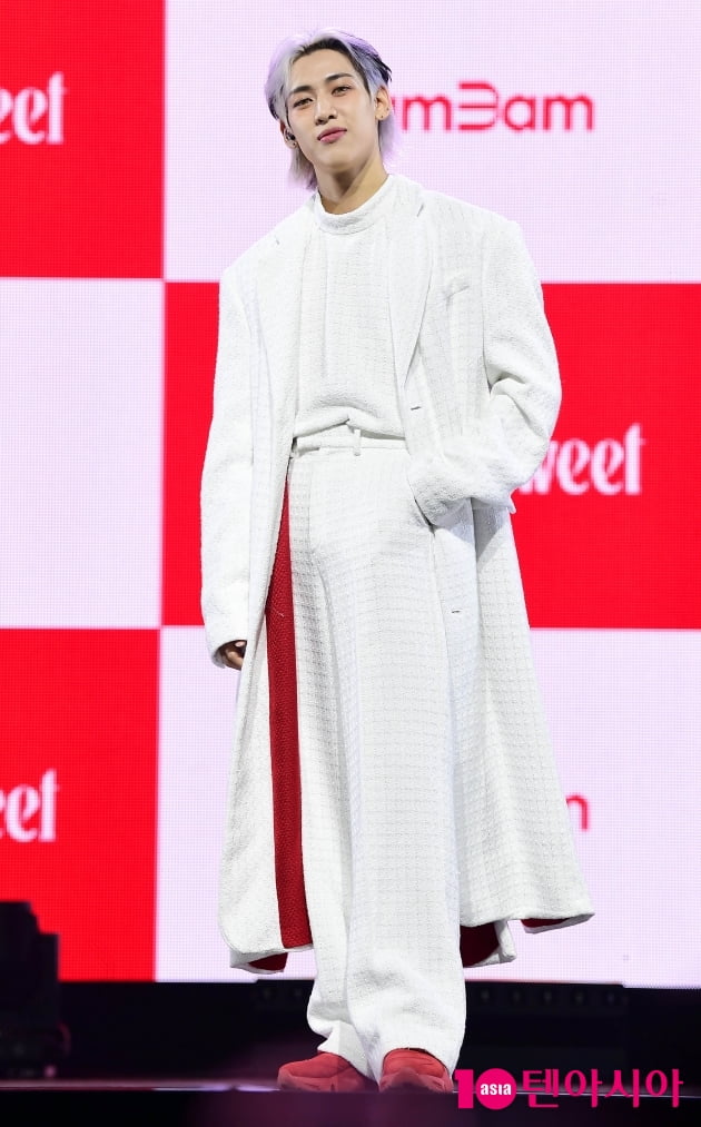 [TEN 포토] 뱀뱀 '빨간신발 신고 어디가니?'