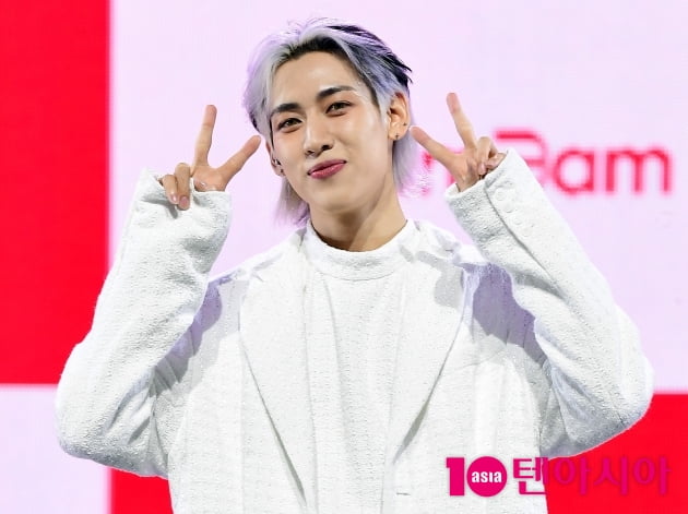 [종합] 뱀뱀, 역시 무대에서 빛나…'예능 루키'에서 '새콤달콤' 솔로로 [TEN현장]