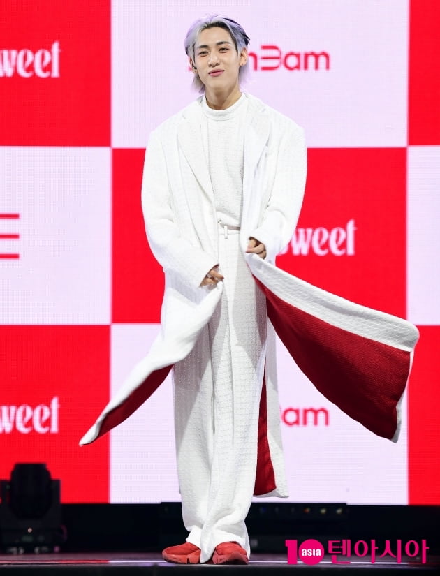 [종합] 뱀뱀, 역시 무대에서 빛나…'예능 루키'에서 '새콤달콤' 솔로로 [TEN현장]