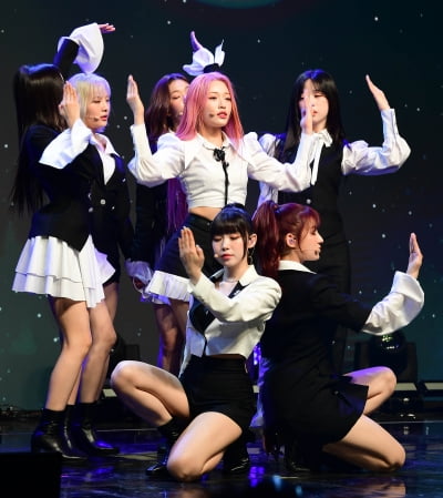 [TEN 포토] 빌리 '팔색조 매력'