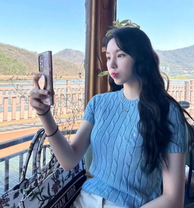 '환승2' 성해은, ♥정현규가 사준 450만원 명품백 들고 봄 나들이…"벚꽃 예쁜곳 어디든"