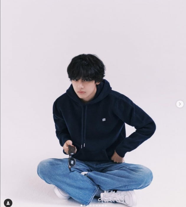 방탄소년단 뷔, 여심저격 소년美...흑백사진에도 잘생김