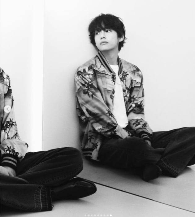 방탄소년단 뷔, 여심저격 소년美...흑백사진에도 잘생김