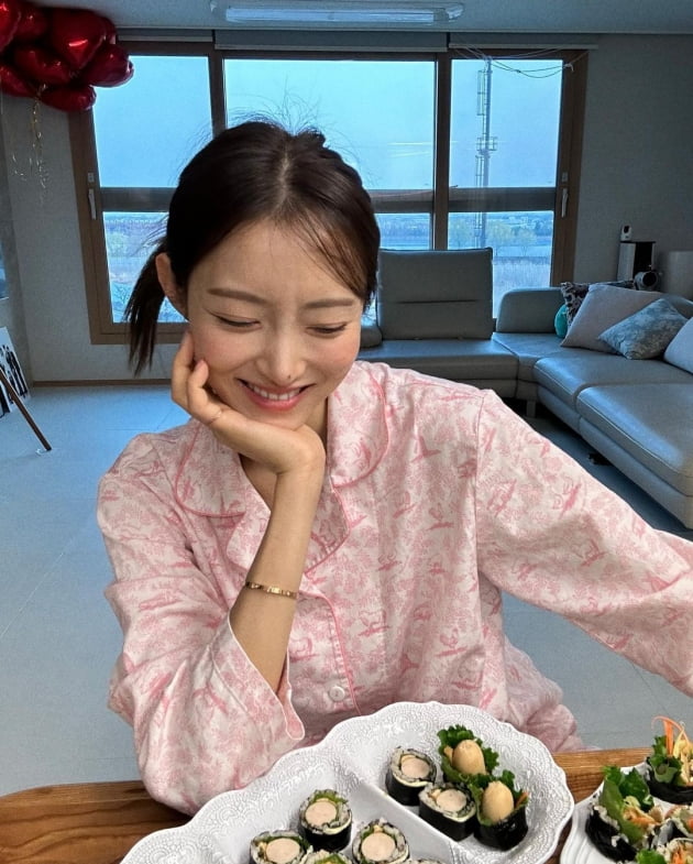 'CEO' 서하얀, 명품 팔찌 벗지도 못하고 "퇴근 후 저녁"…워킹맘의 쉴 틈 없는 하루