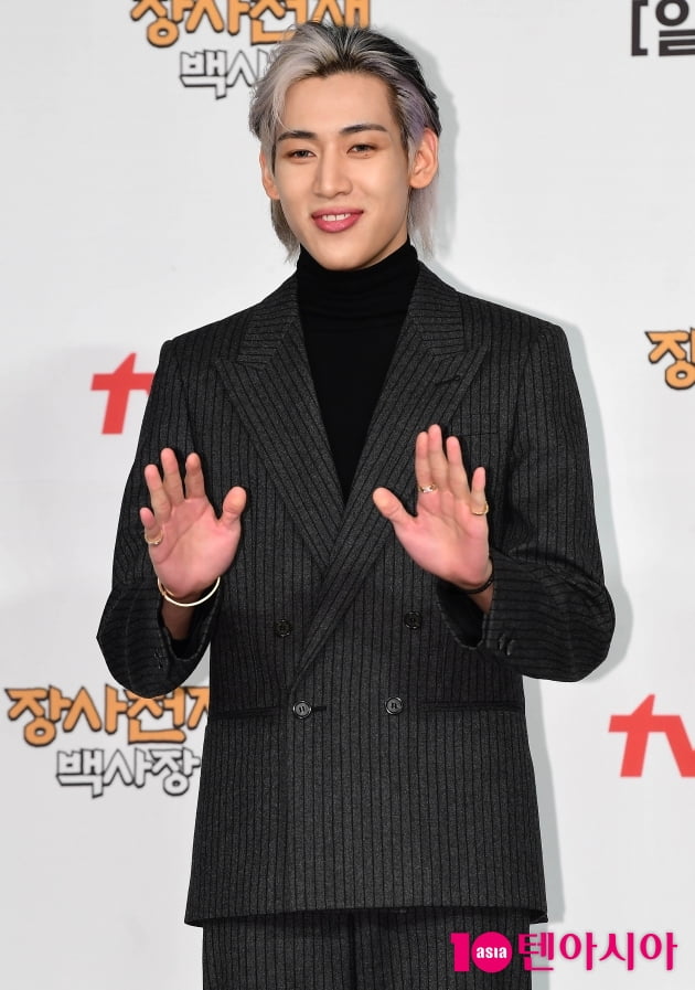 [TEN 포토] 뱀뱀 '해외에서 어설픈 영업 담당'