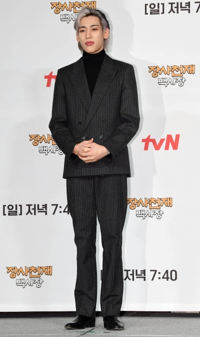 [TEN 포토] 뱀뱀 '완벽한 수트핏'