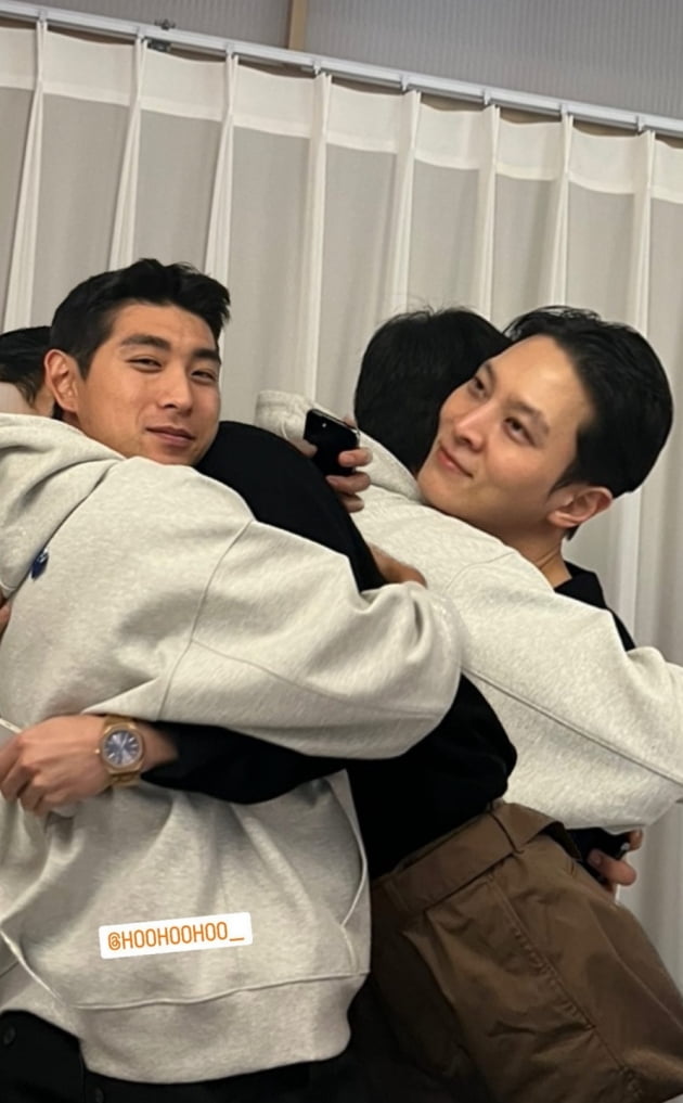 주원, '예비 메이저리거' 이정후와 만남…반갑다는 인사는 포옹으로