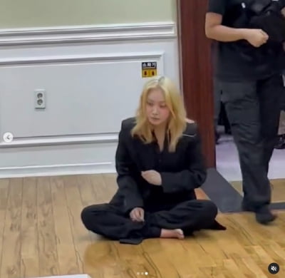 김히어라, 펜싱 연습중인 이사라..."잘가라 사라야"