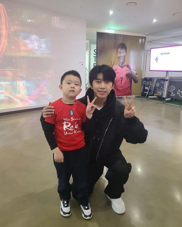 임영웅과 아이, 필승 조합…현영민 아들 만난 히어로 "빛나는 따뜻한 눈빛"