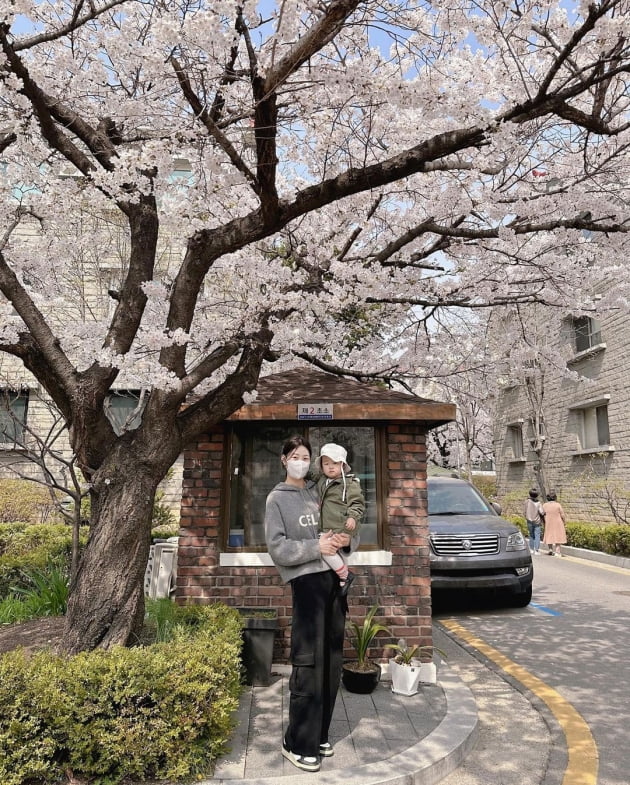 '검사♥' 한지혜, 짜증쟁이 20개월 딸과 꽃구경…"에너지 넘쳐" 엄마의 고충
