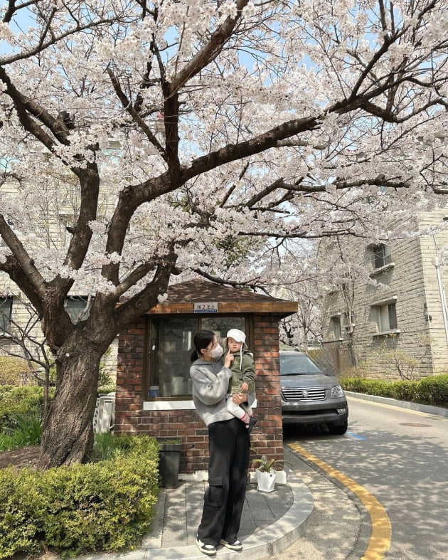 '검사♥' 한지혜, 짜증쟁이 20개월 딸과 꽃구경…"에너지 넘쳐" 엄마의 고충