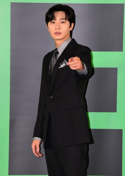[TEN 포토] 박서준 '축구코치의 시그니처'