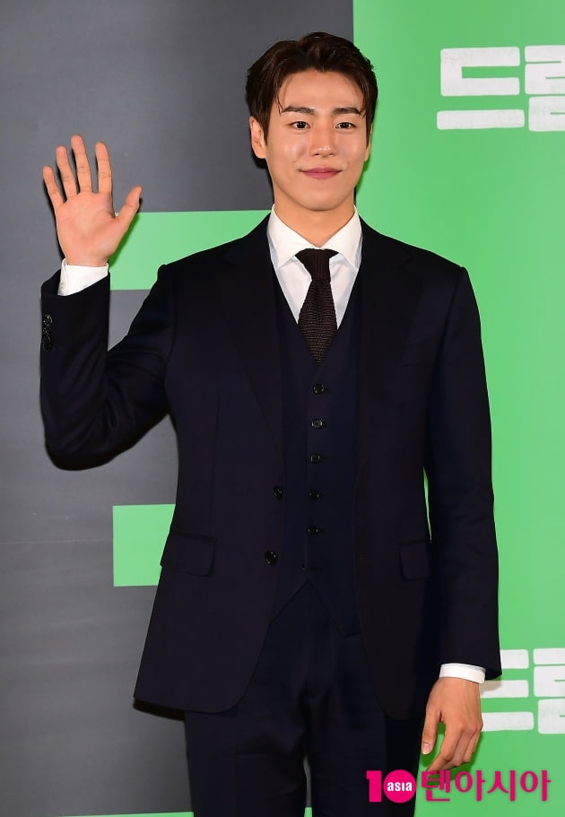 [TEN 포토] 이현우 '수줍은 미소에 여심 흔들'