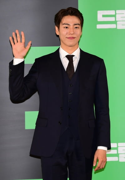 [TEN 포토] 이현우 '수줍은 미소에 여심 흔들'