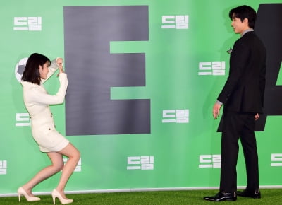 [TEN 포토] 아이유 '인생샷 건진 박서준'