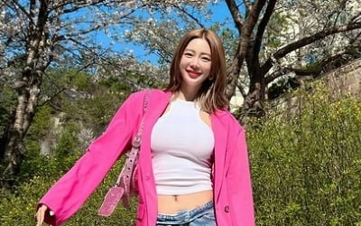 '사업가♥' 클라라, 핫핑크 재킷 입고 벚꽃 이긴 미모…CG 같은 라인