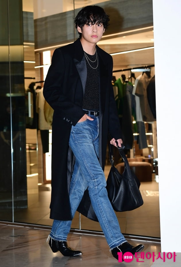 [TEN 포토] 방탄소년단 뷔 '백화점을 밝히는 외모'