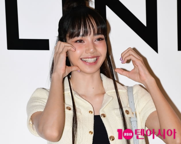 [TEN 포토] 블랙핑크 리사 '미모에 봄이 왔네'