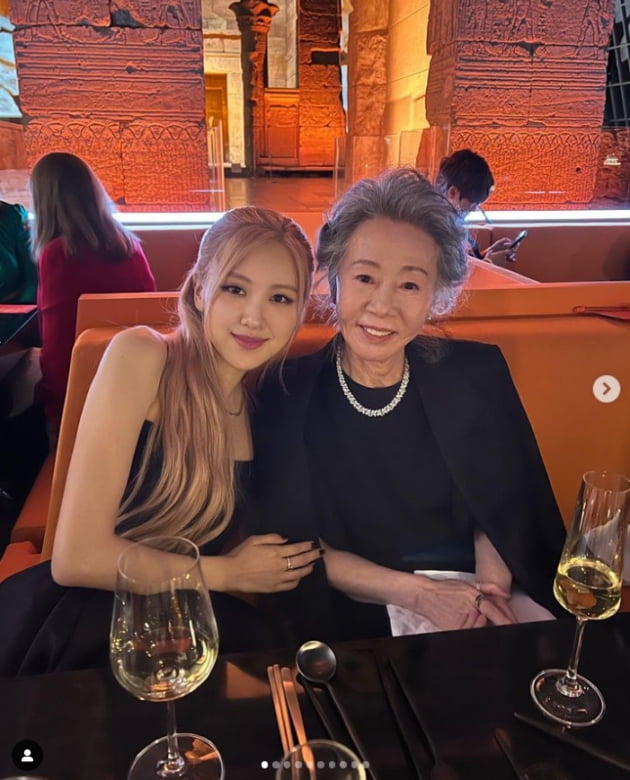블랙핑크 로제, 윤여정 선생님과 팔장끼고 투 샷...우아한 블랙스완