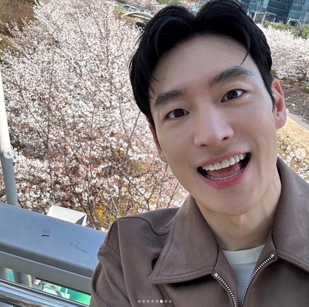 이제훈, 벗꽃 놀이중...꽃향기에 취한다