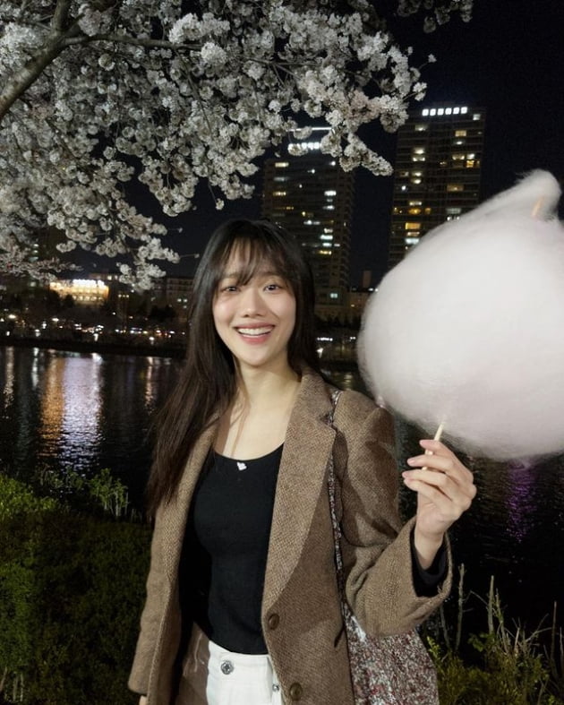 에이프릴 아닌 배우 이나은, 약 한 달만 근황…석촌호수서 즐긴 벚꽃 놀이